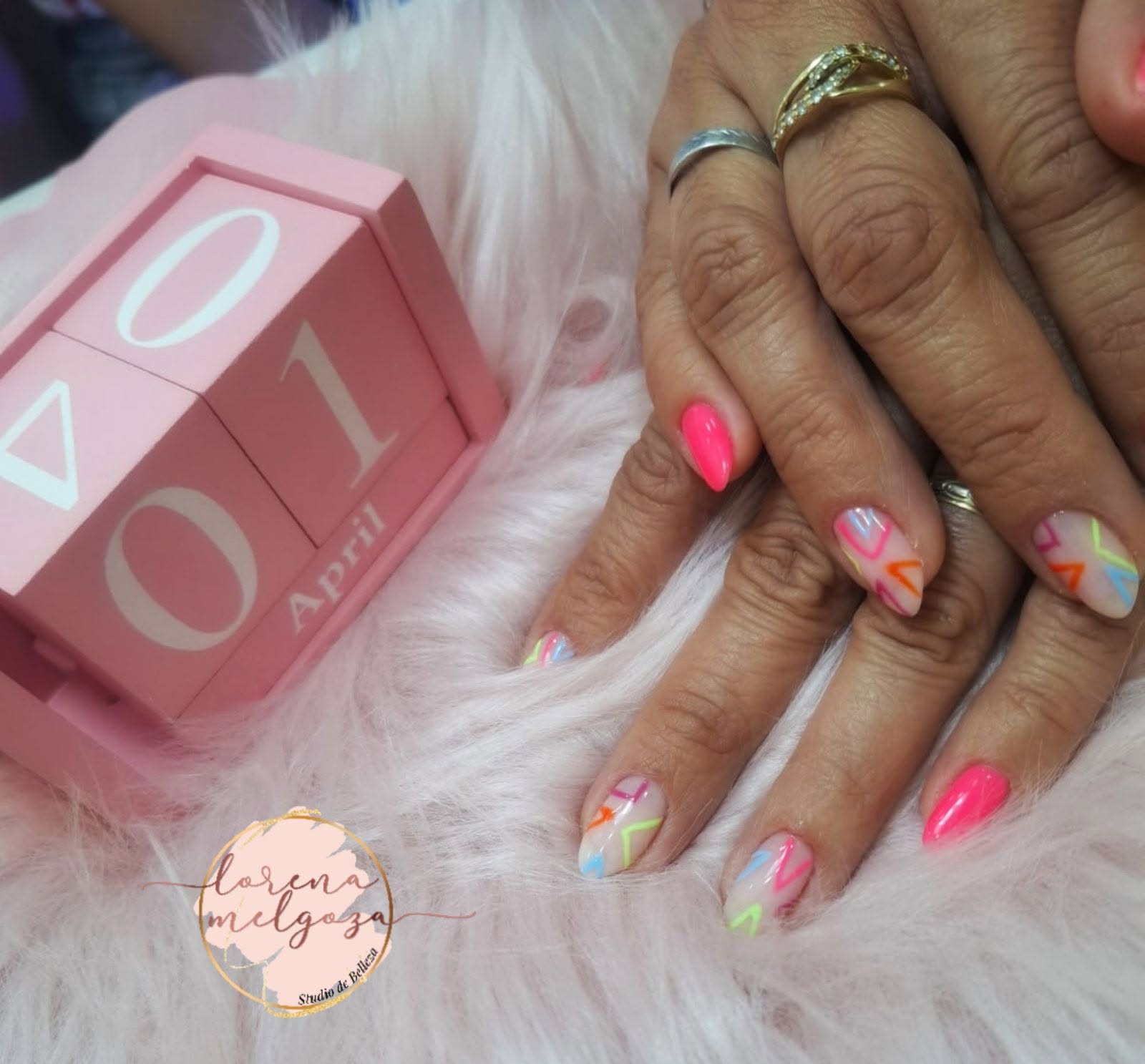 Diseño de uñas con colores neón realizado en el estudio