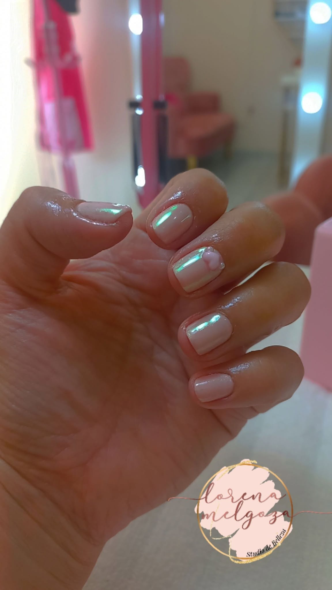 Uñas naturales con efecto brillante realizadas en el estudio