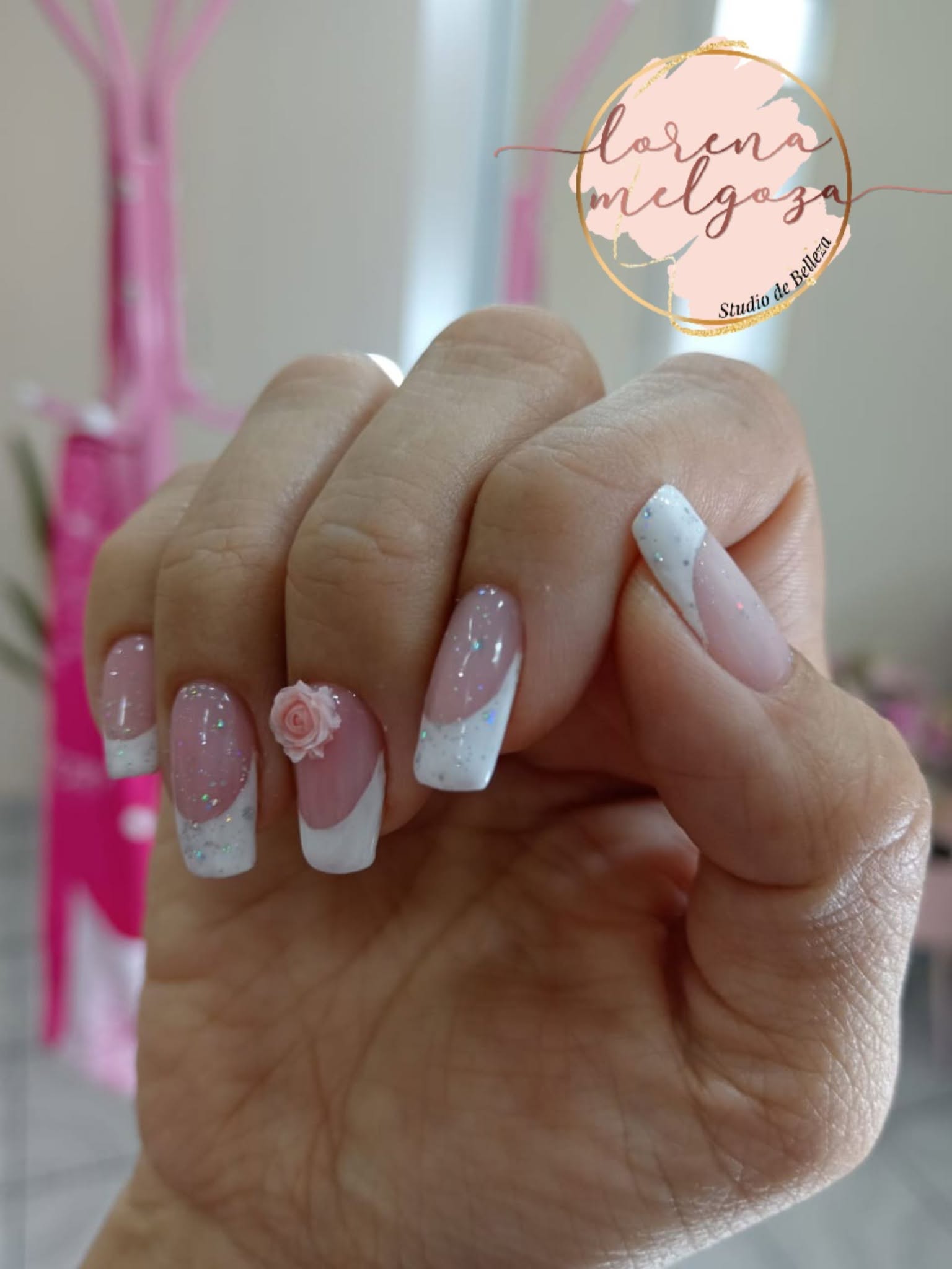 Uñas largas estilo french con detalles realizados en el estudio