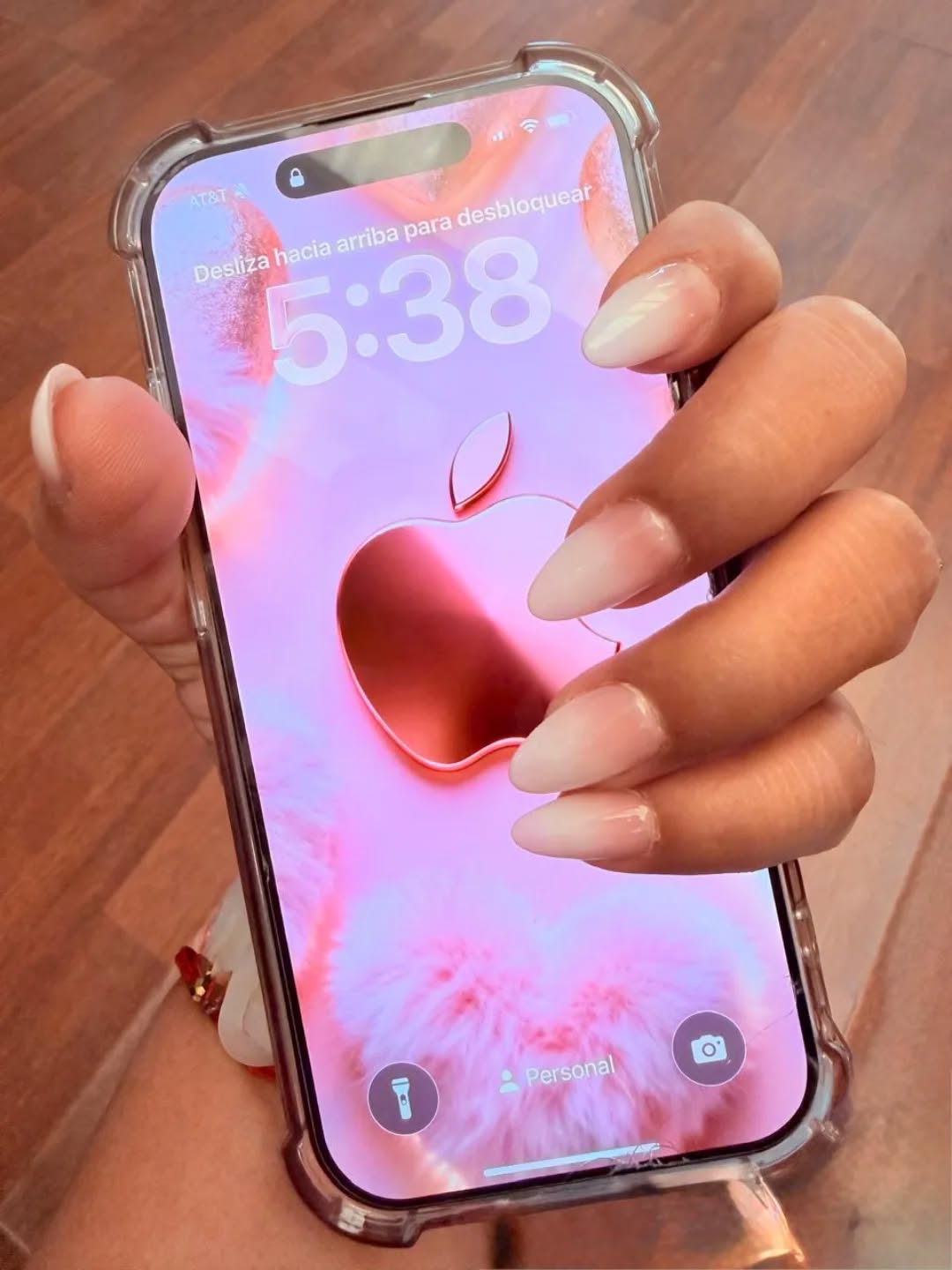 Uñas en tono natural realizadas en el estudio
